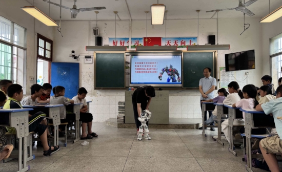 学生们观看智能机器人展演送。陈平成摄