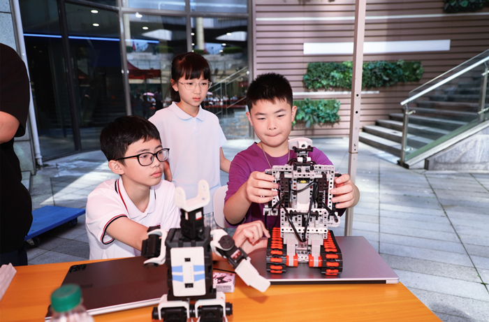 学生展示科创作品。受访单位供图