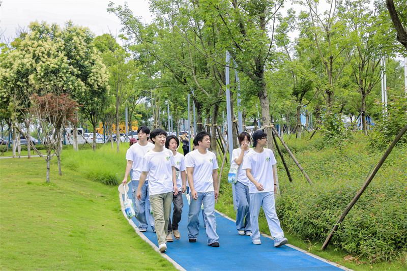 参与者沿1.3公里大泽湖环湖步道健步走。单位供图