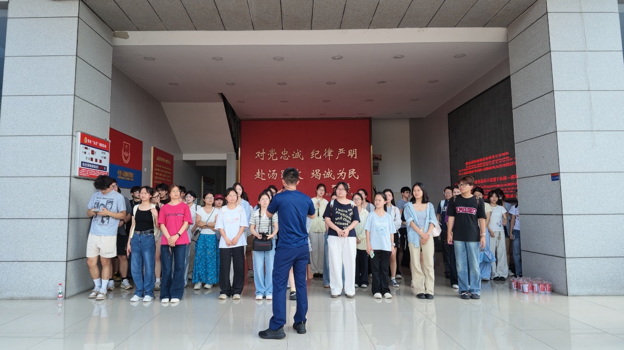消防员为学生讲解活动事项。曹裕泽摄