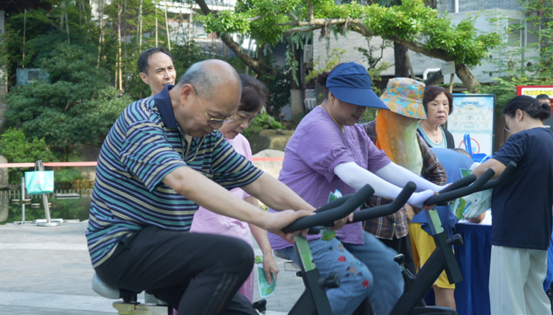 市民參與踩單車發電環保小活動。受訪單位供圖