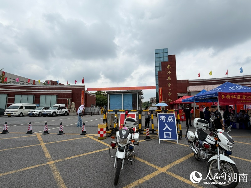 考试期间，考点门口已安排专人值守。人民网记者 林洛頫摄
