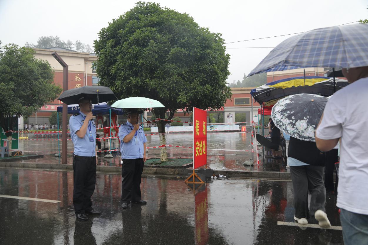 执勤民警全天候在岗值守考场周边(单位供图)