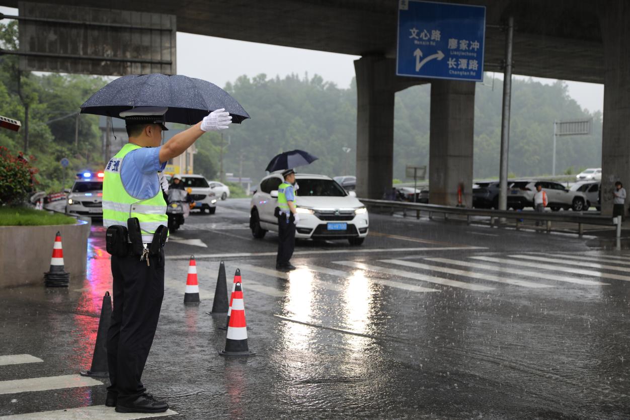 执勤交警管控考点周边道路安全畅通(单位供图)