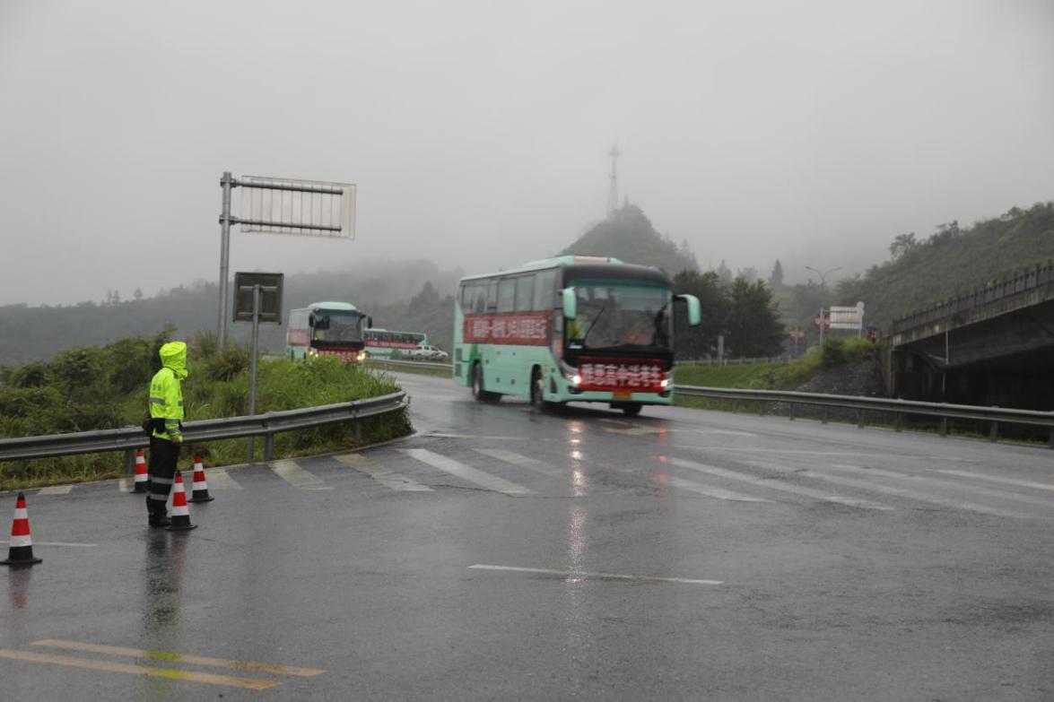 民辅警顶风冒雨保障送考车有序通行(单位供图)