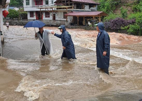 民辅警转移被困群众（单位供图）
