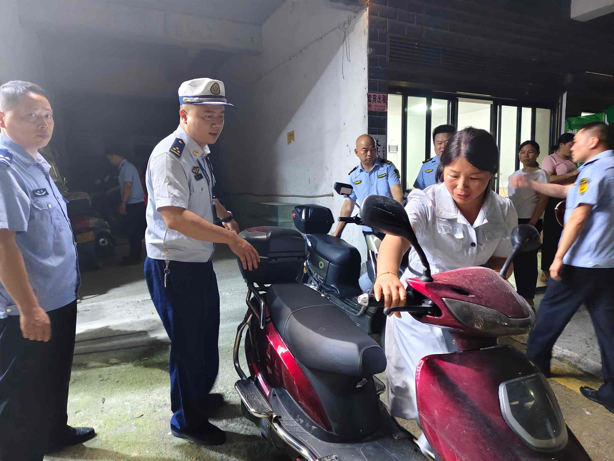 执法人员清理楼道违规停放的电动车（单位供图）