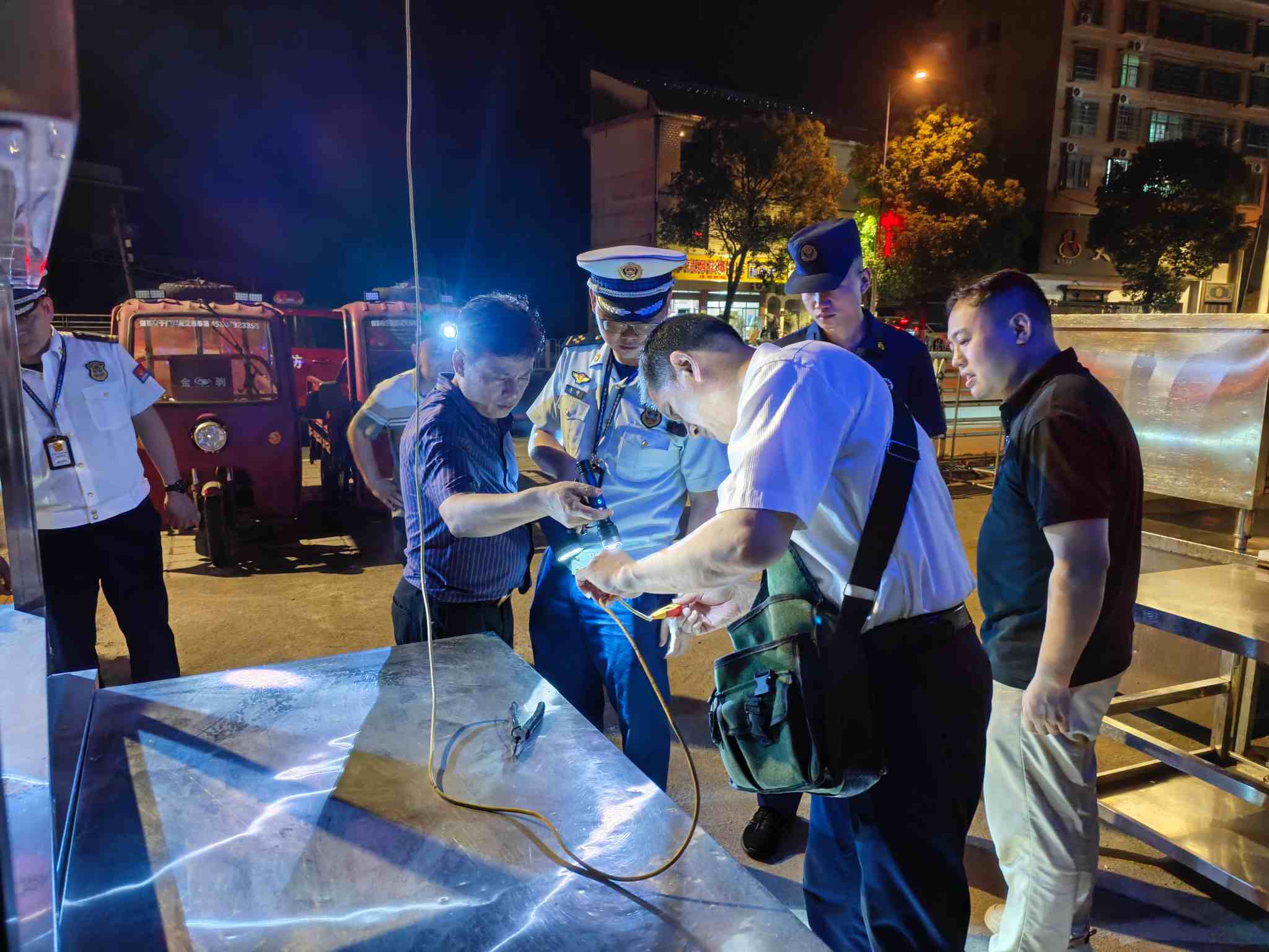 执法人员对违规私拉电线充电行为进行整治（单位供图）
