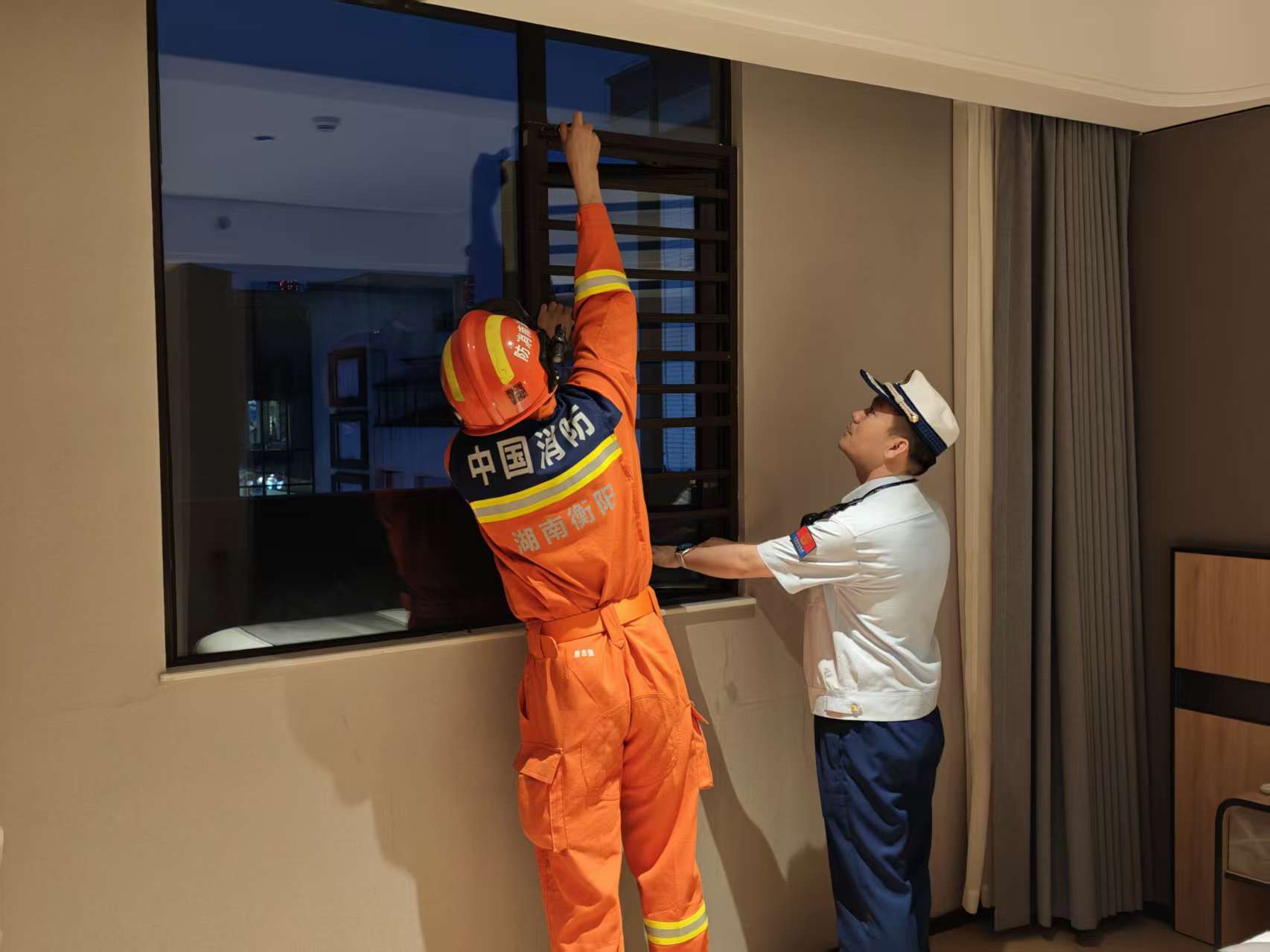 执法人员开展“拆窗破网”专项行动（单位供图）