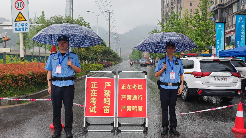 民辅警在考点周边开展定点巡逻工作（单位供图）