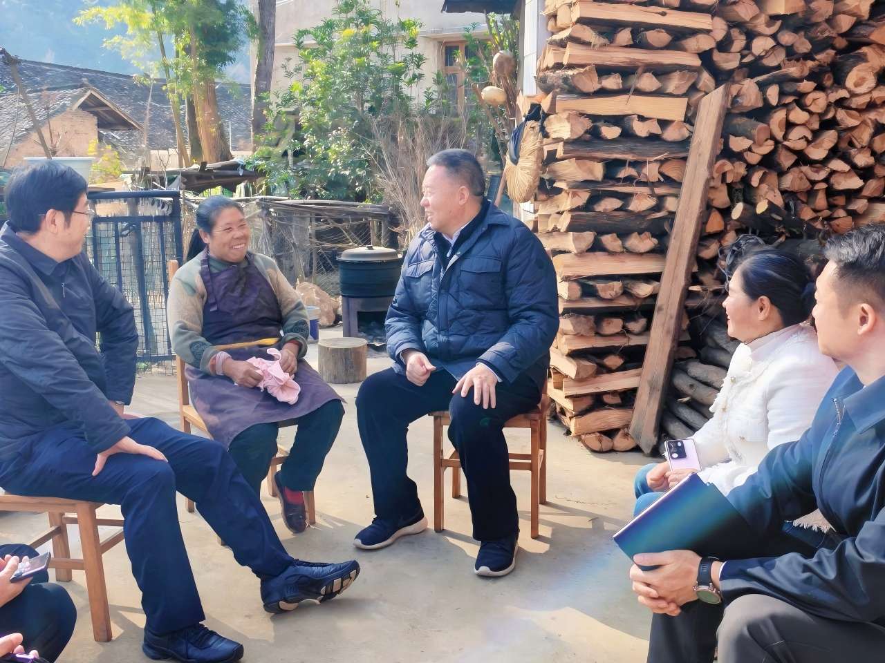 后盾单位来村指导调研，倾听群众心声。单位供图