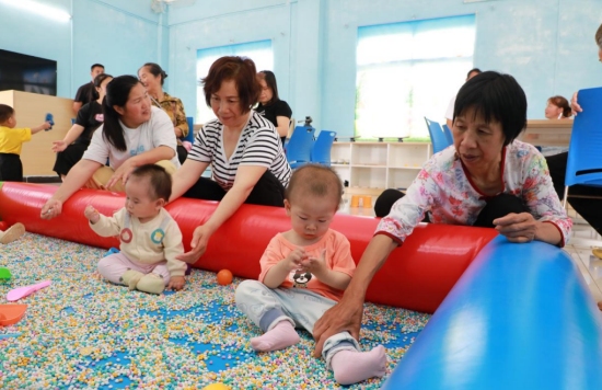 家長孩童正在玩耍。李月娟攝