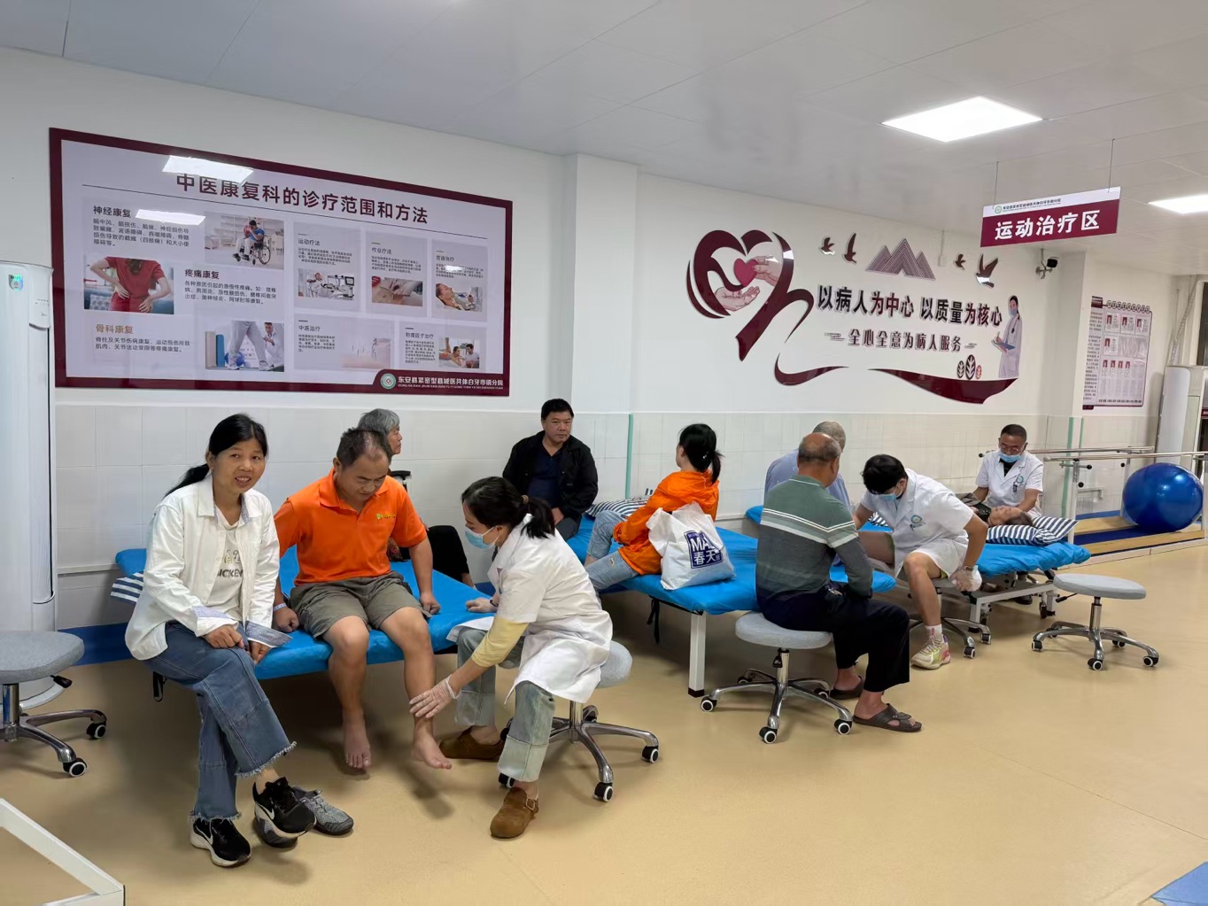 附近居民在白牙市衛生院中醫康復科就醫。受訪單位供圖