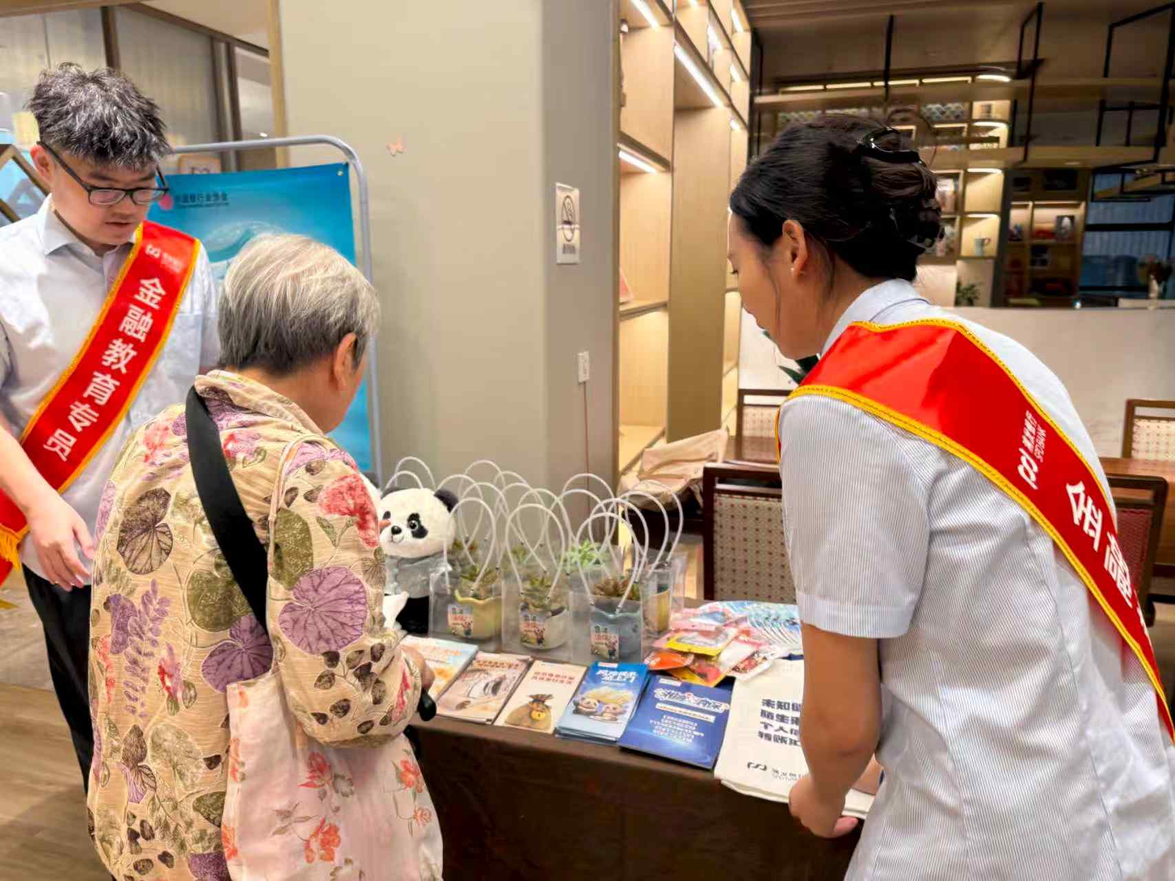 工作人员为现场长者赠送文创礼品。单位供图