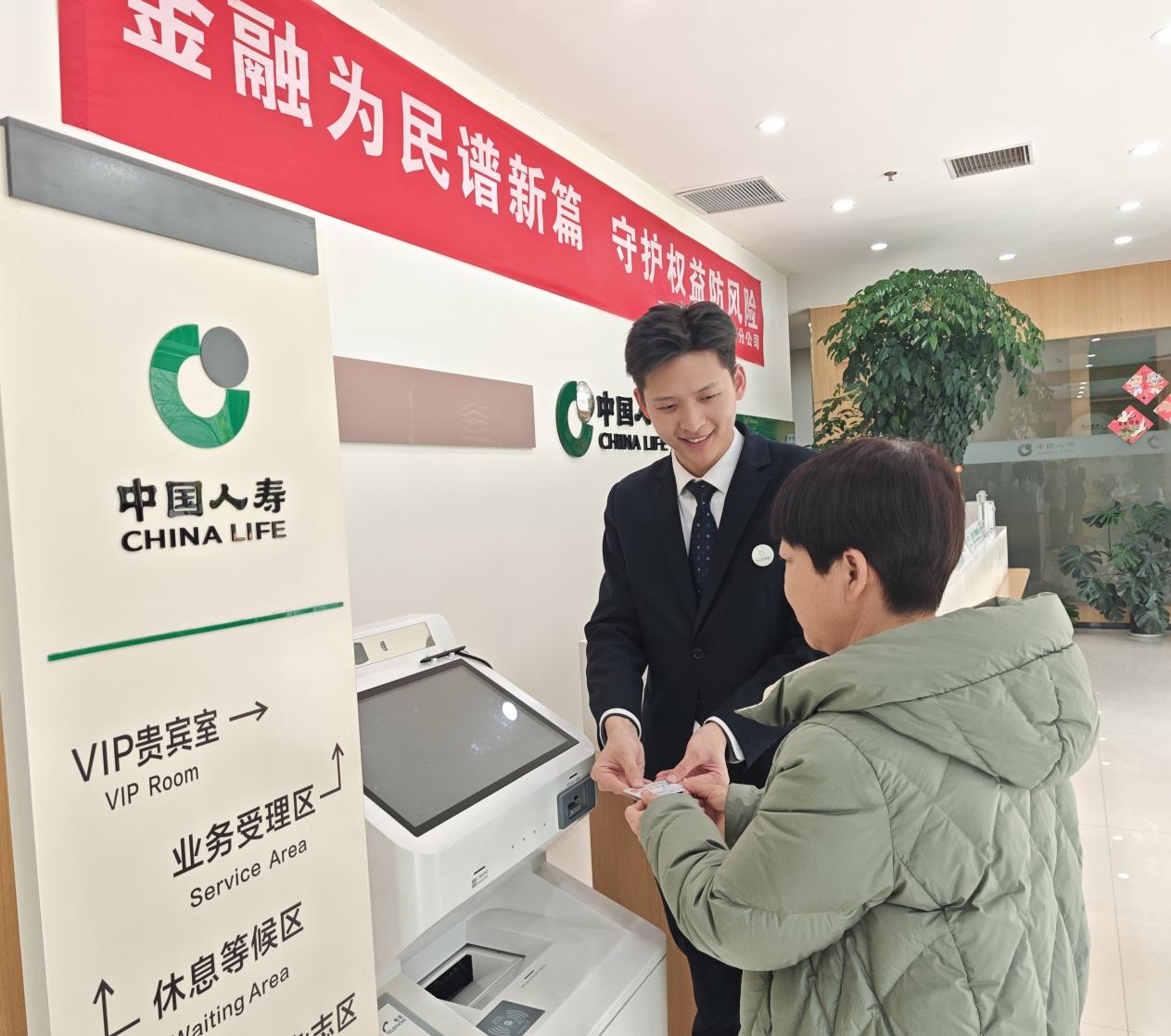 工作人员协助客户办理业务。单位供图