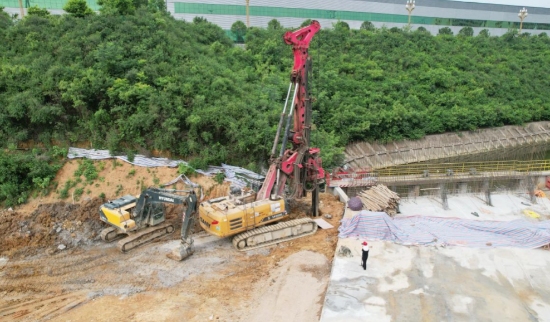 在桂新高速連接線項目建設現場，挖掘機、鑽機等大型設備協同作業。陶紅星攝