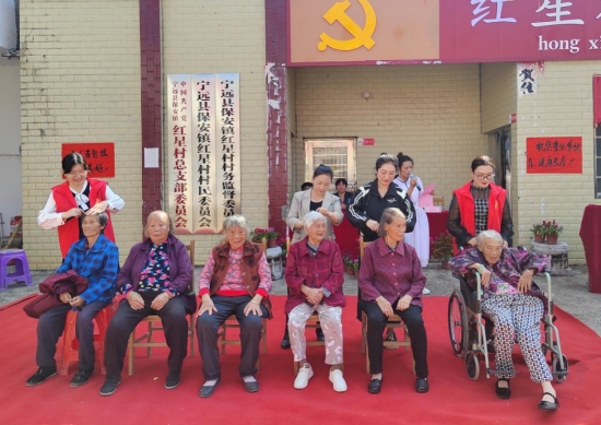 紅星村在黨群服務中心為老人理發修容。受訪單位供圖