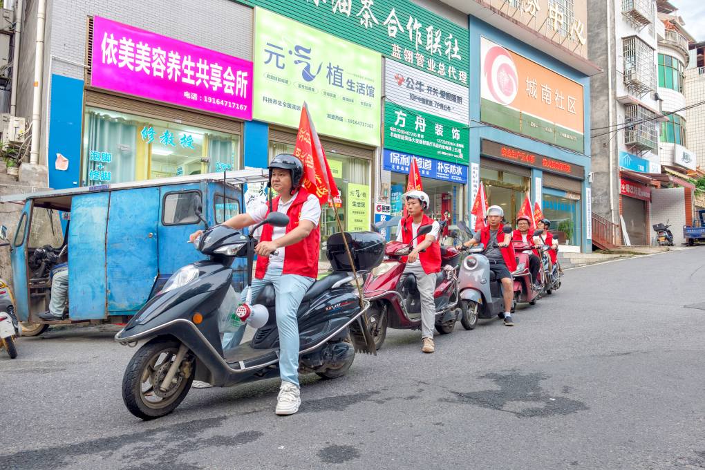 “党员电动车队”走街串巷把安全知识送到家门口（单位供图）