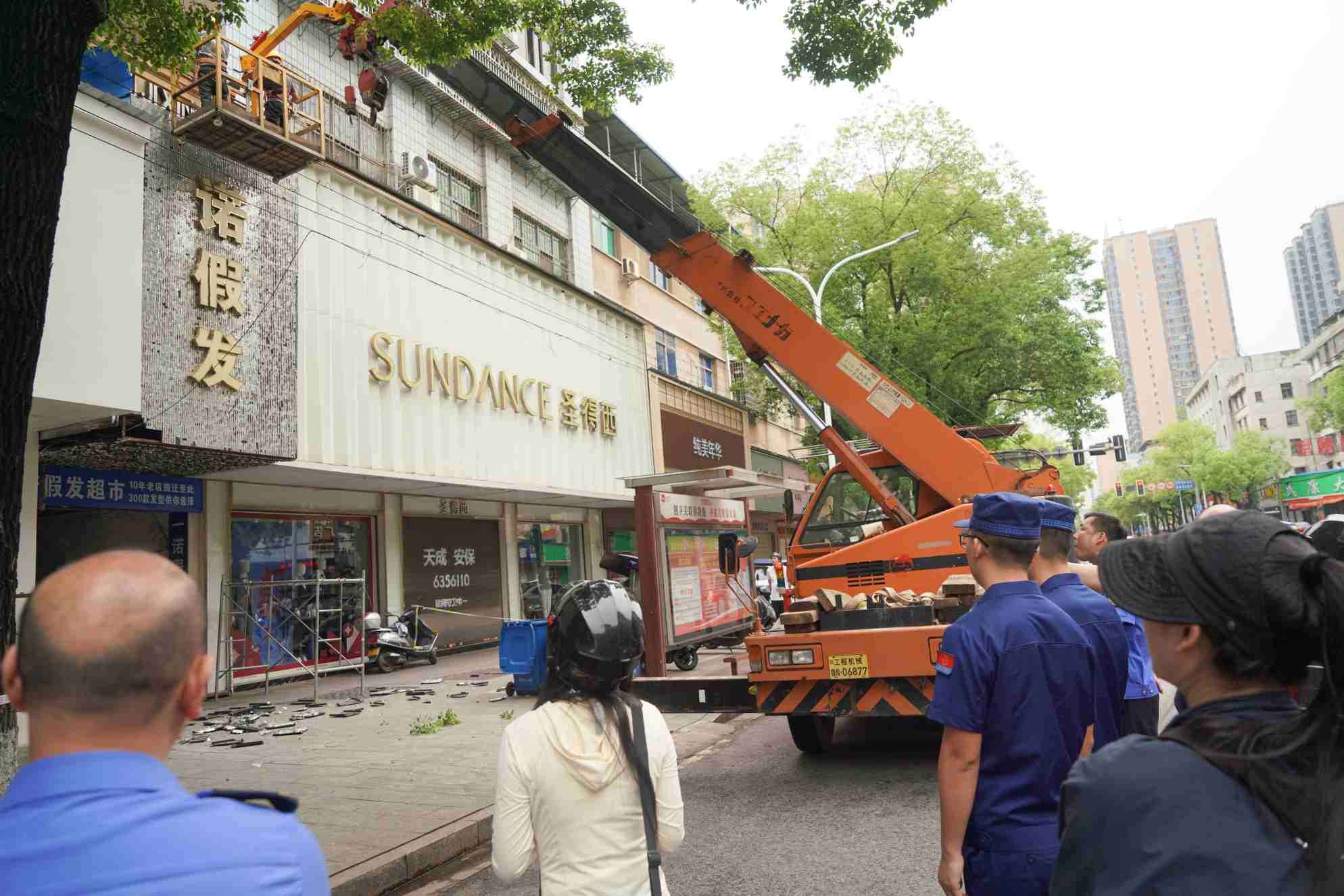 现场拆除楼顶违章搭建建筑物（单位供图）