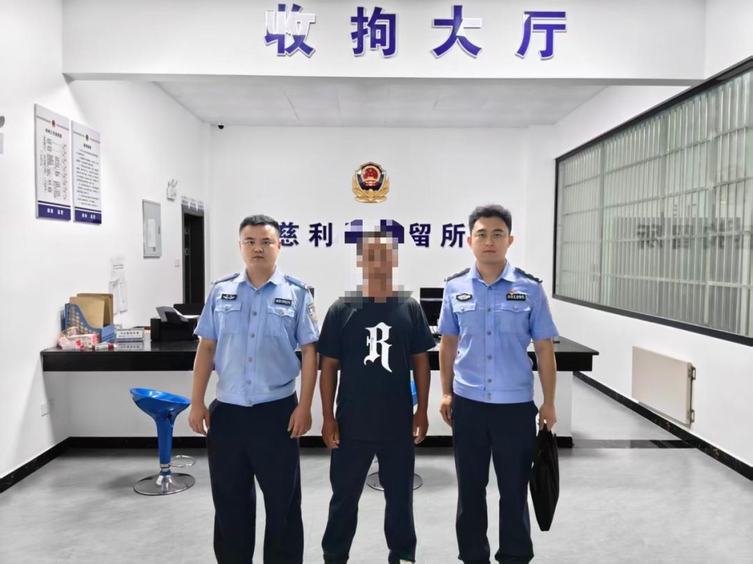 民警押送违法人员至收拘大厅。单位供图