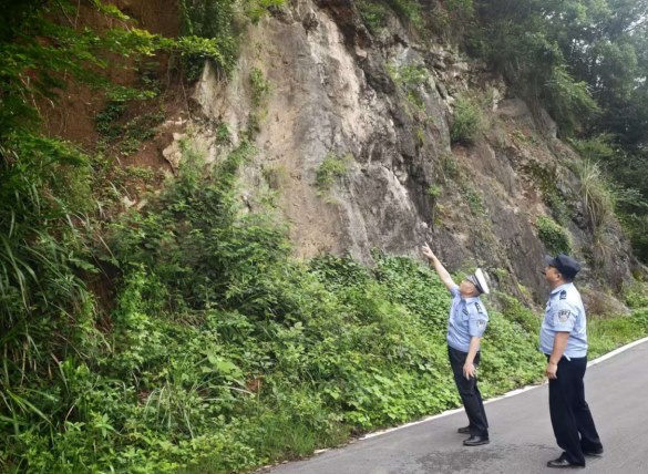 辅警排查高风险路段隐患。单位供图