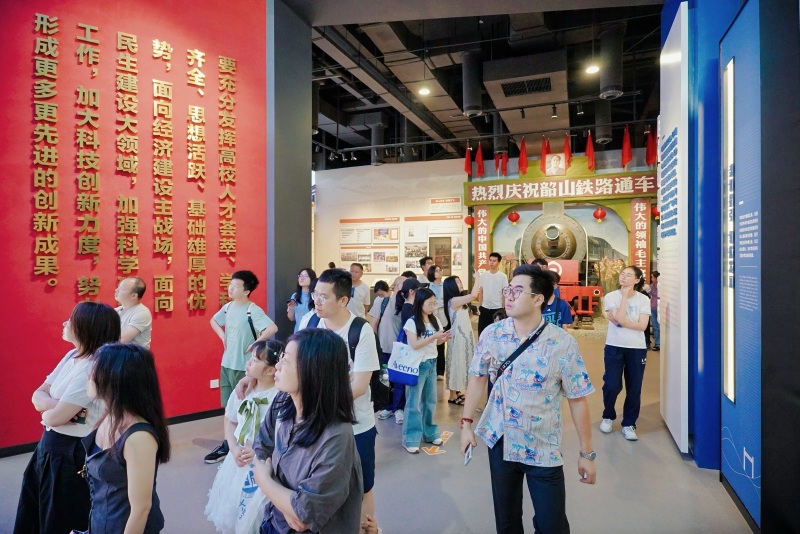 校史馆参观。受访单位供图