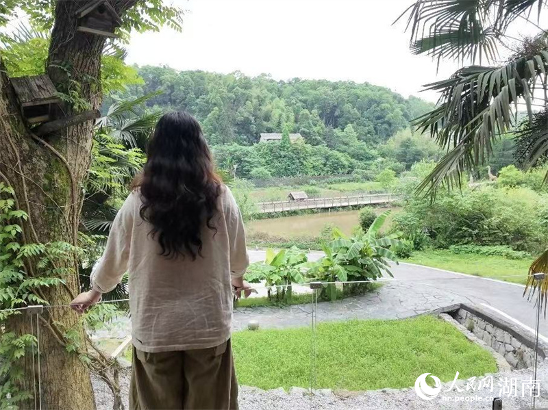 推窗见绿，感受山林野趣。人民网记者 吴茜薇摄