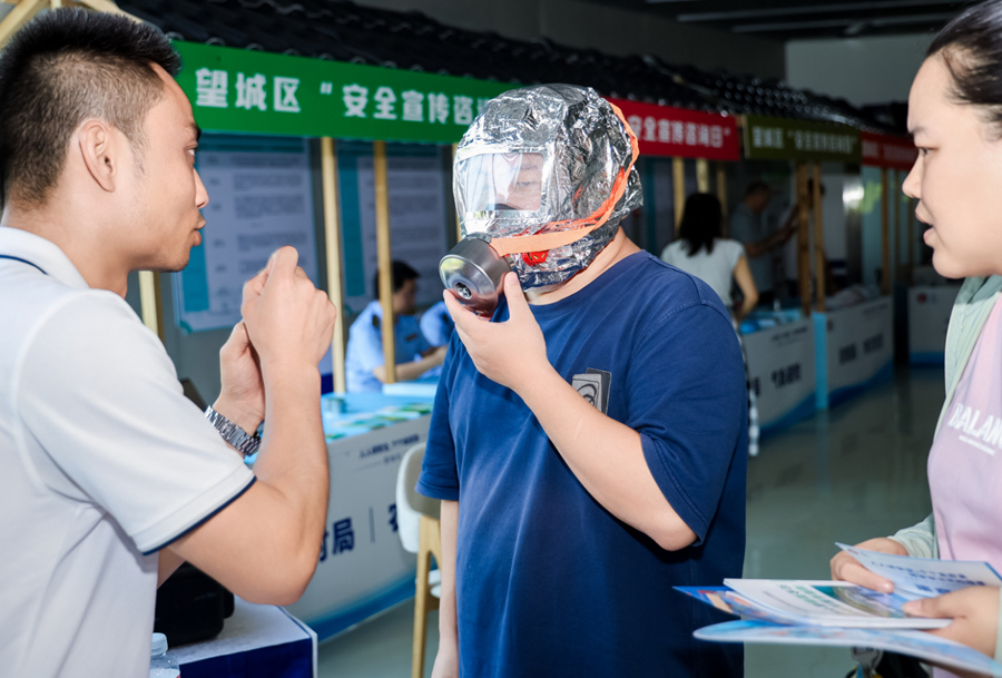 学习佩戴防火面罩。受访单位供图