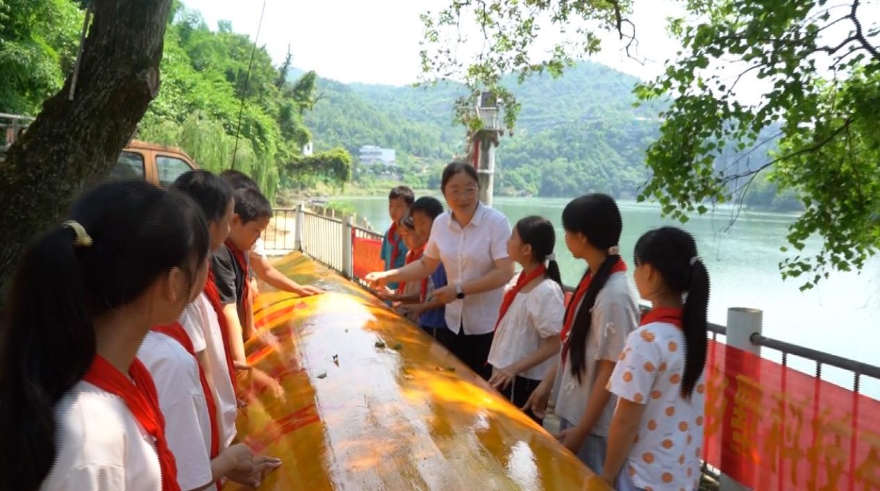 老师讲解龙舟的故事。陈前摄