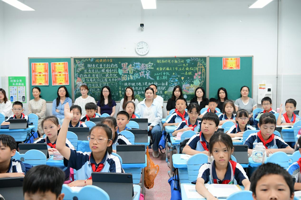 来宾与家长观摩课堂教学。单位供图