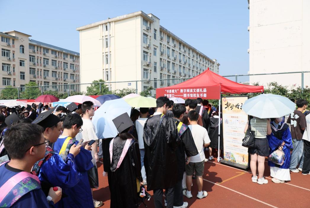 毕业生排队领取阅读卡。单位供图