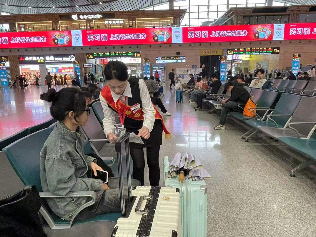 工作人员在长沙南站进行普法宣传。单位供图