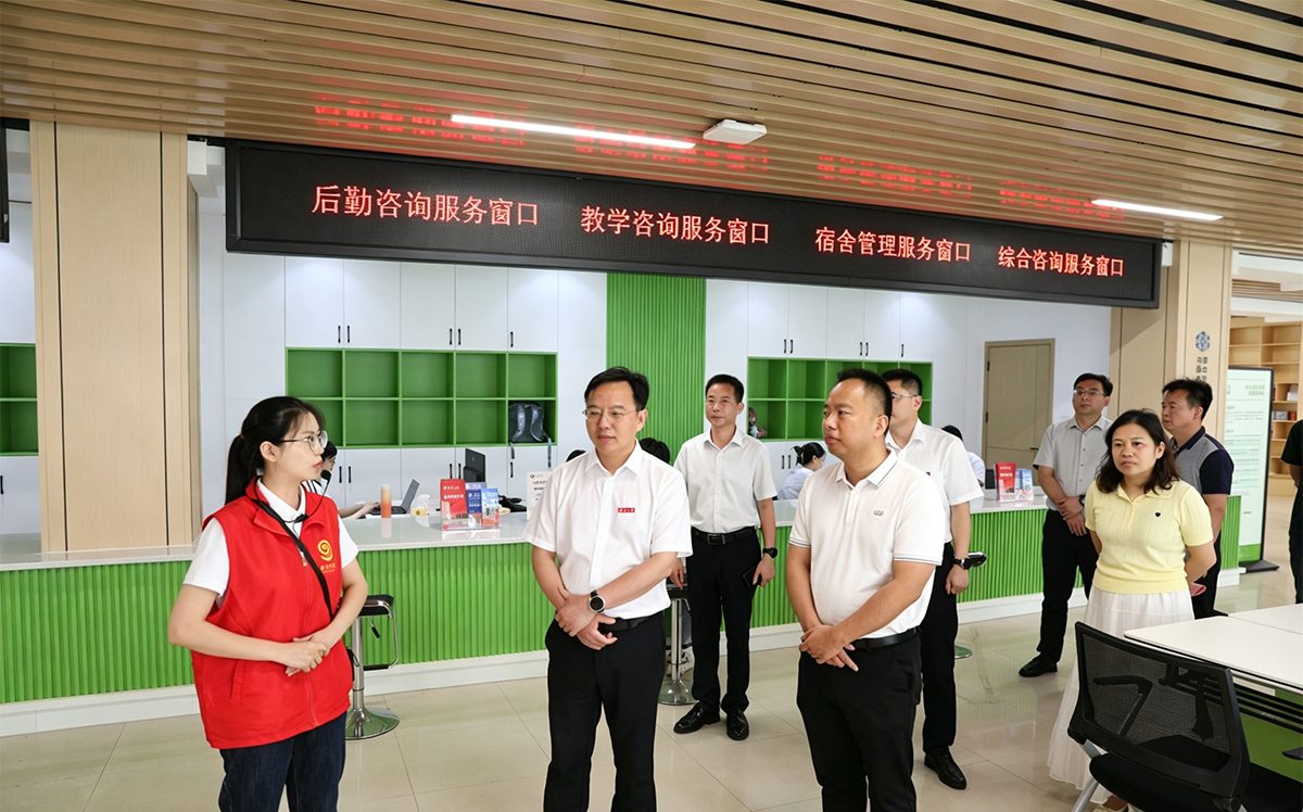 仪式结束后，全体参会人员前往琴湖公寓7栋的“一站式”学生社区实地观摩。单位供图