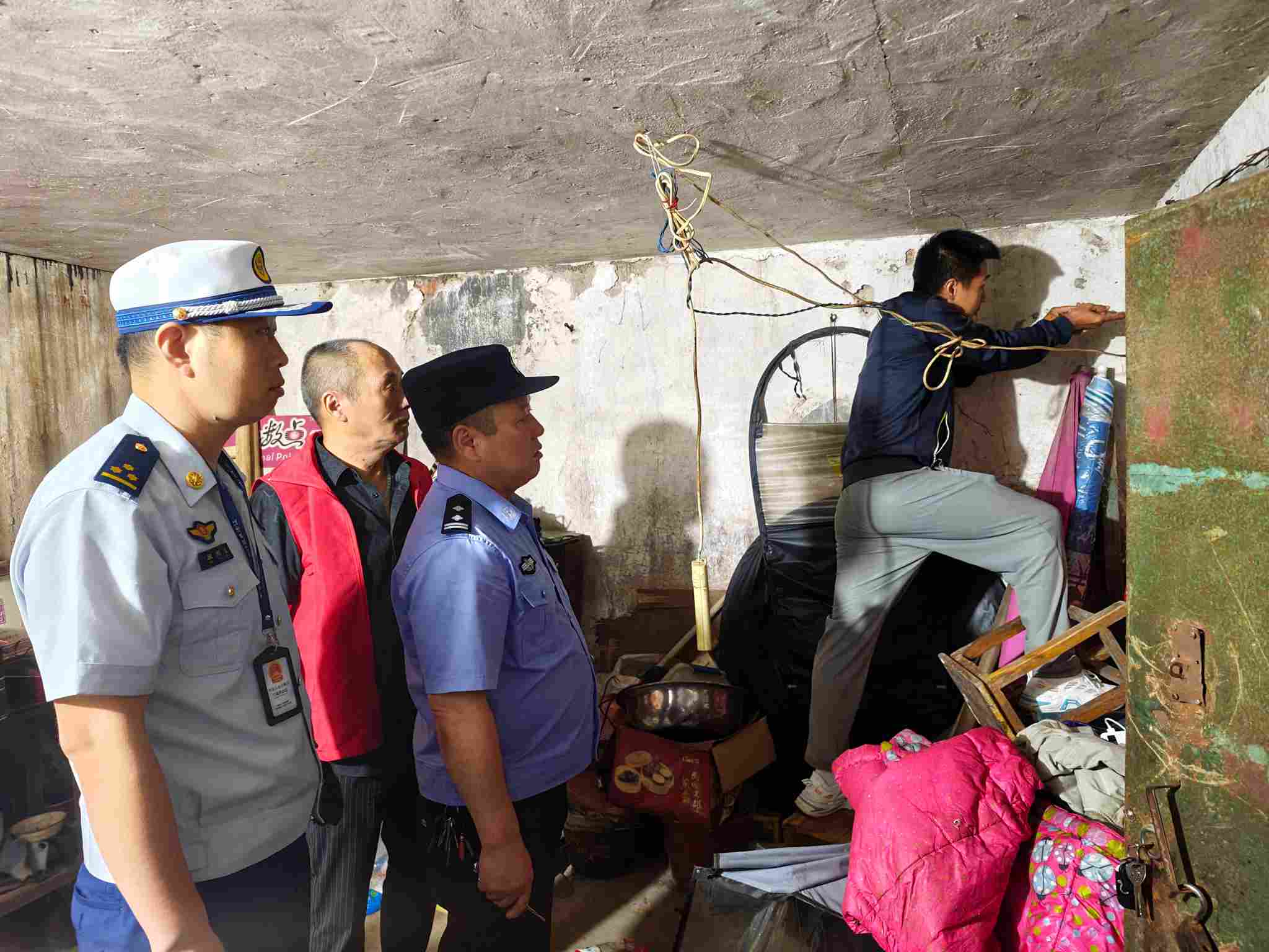 执法人员现场剪除飞线（单位供图）