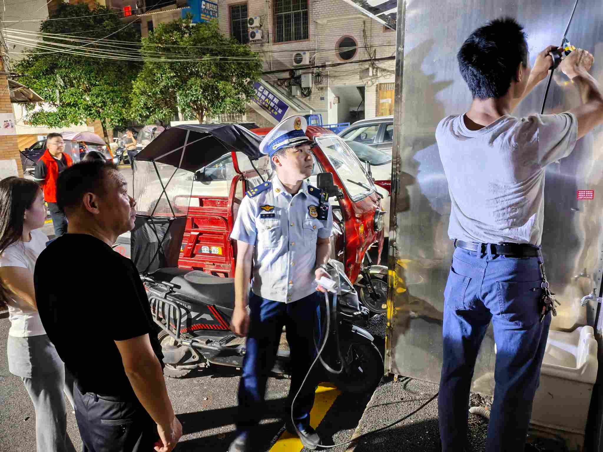 执法人员现场剪除飞线（单位供图）