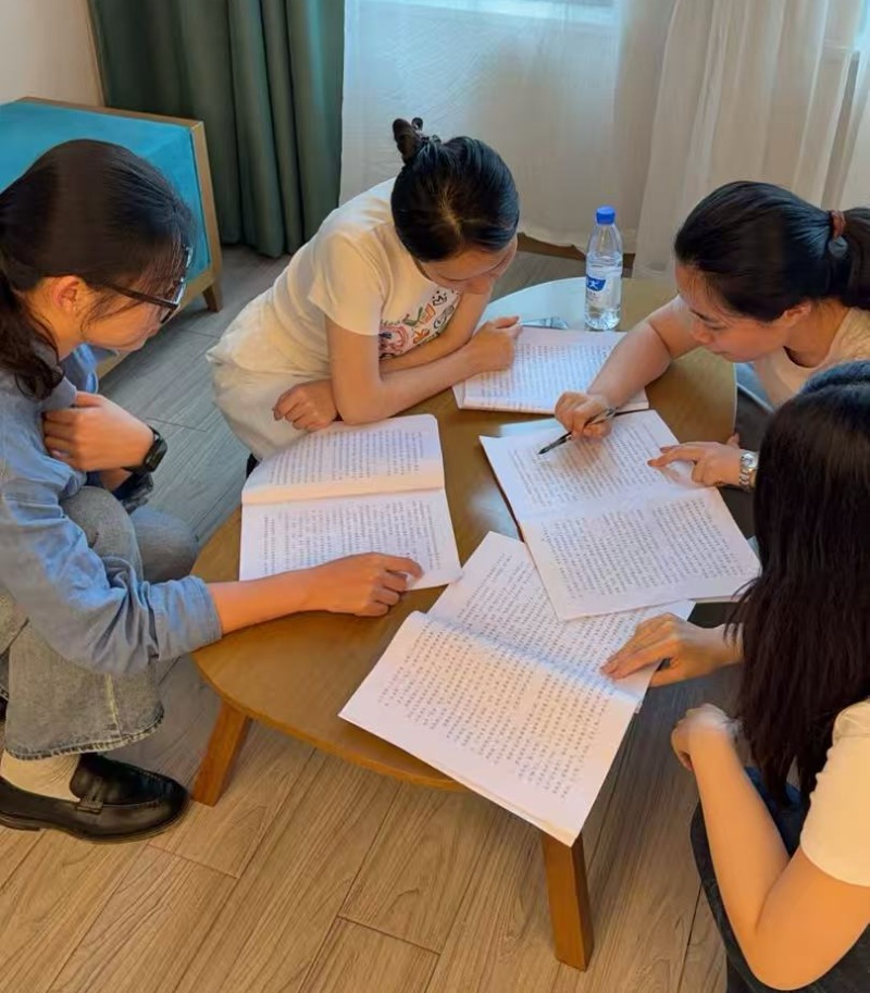志愿者在修改解说内容。受访单位供图