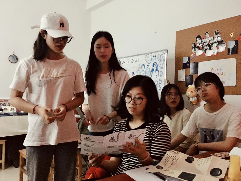 胡瑶老师（左三）与学生进行创意交流。受访单位供图