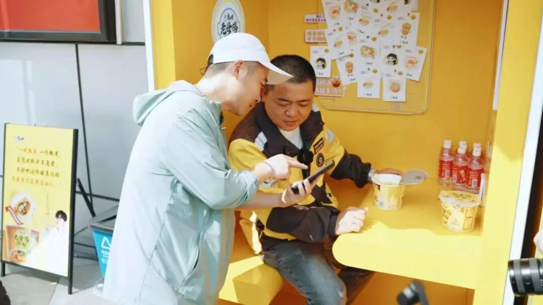 騎手在“1㎡暖心面館”用餐。單位供圖