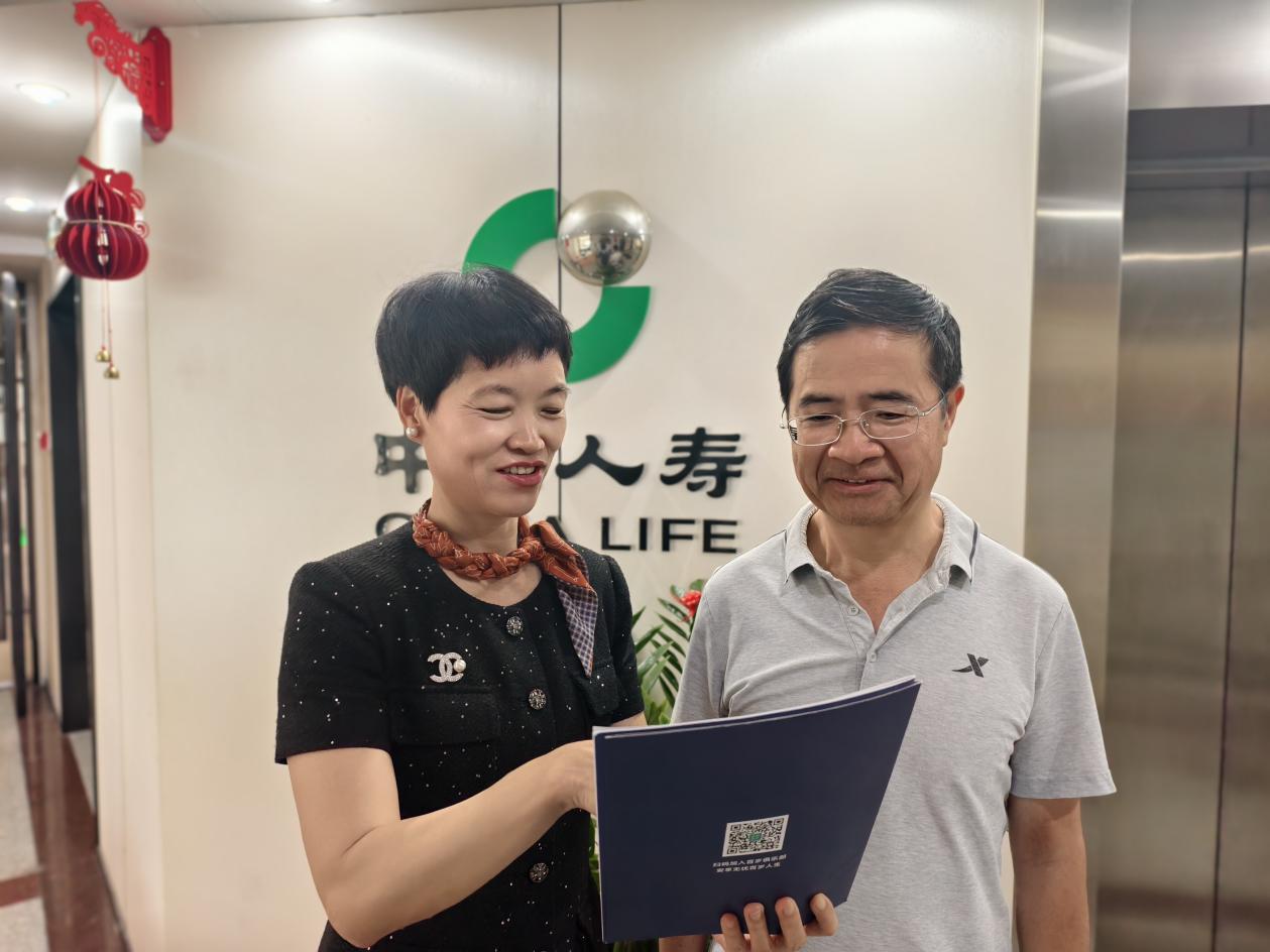 许羡治向客户讲解产品。单位供图