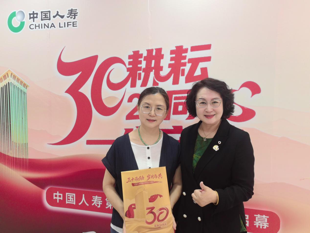 王湘茹邀请客户参加公司个险营销30周年主题活动。单位供图