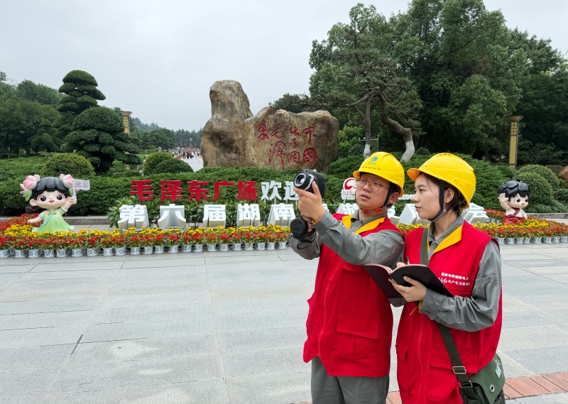 国网湘潭供电公司员工在毛泽东同志铜像广场开展旅发大会保电特巡。周波摄