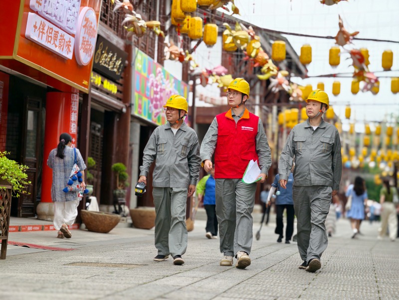 国网湘潭供电公司员工在湘潭市窑湾景区开展保电特巡，护航旅发大会顺利召开。周波摄