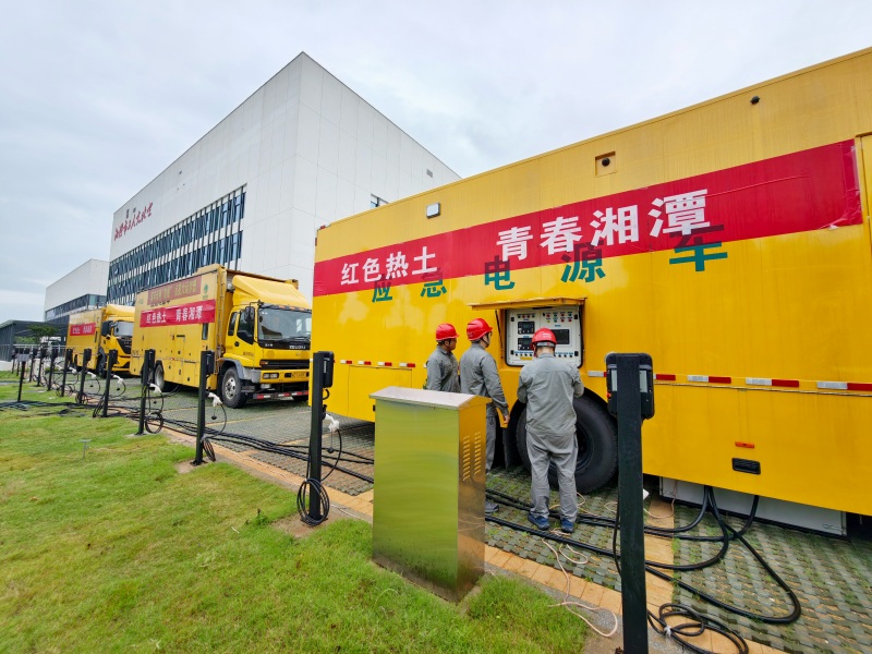 国网湘潭供电公司员工在湘潭市工人文化宫保电点开展特巡，护航旅发大会顺利召开。周波摄