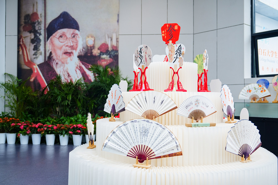 “湘风拂面”大学生扇面中国画国际作品展现场。受访单位供图