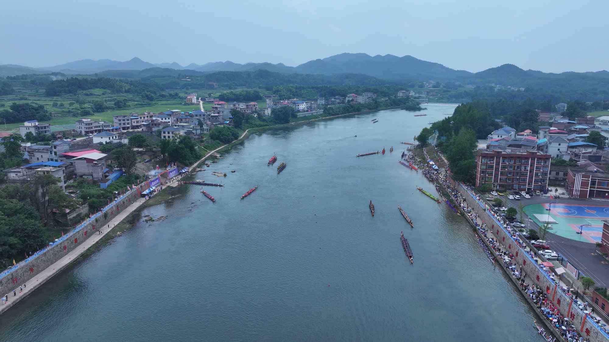 龙舟在夫夷河竞渡。单位供图