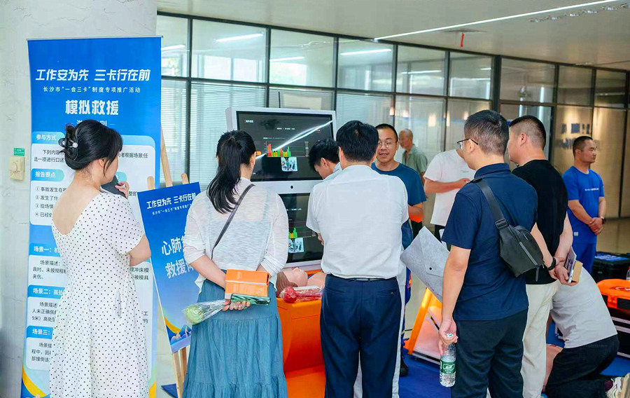 讲解急救知识。长沙人社供图