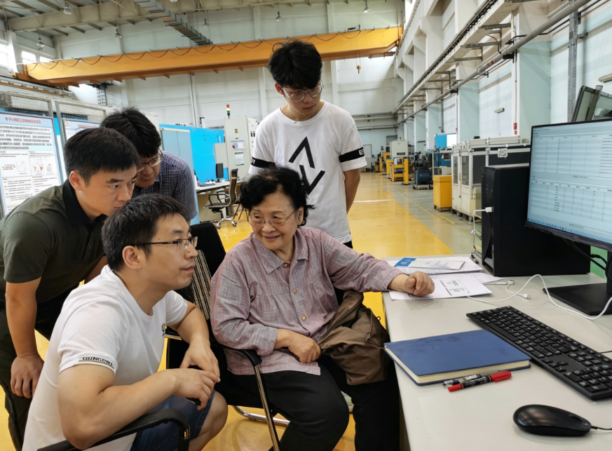钟掘（右二）与学生讨论中子衍射应力谱仪软件设计、信号处理等。中南大学供图