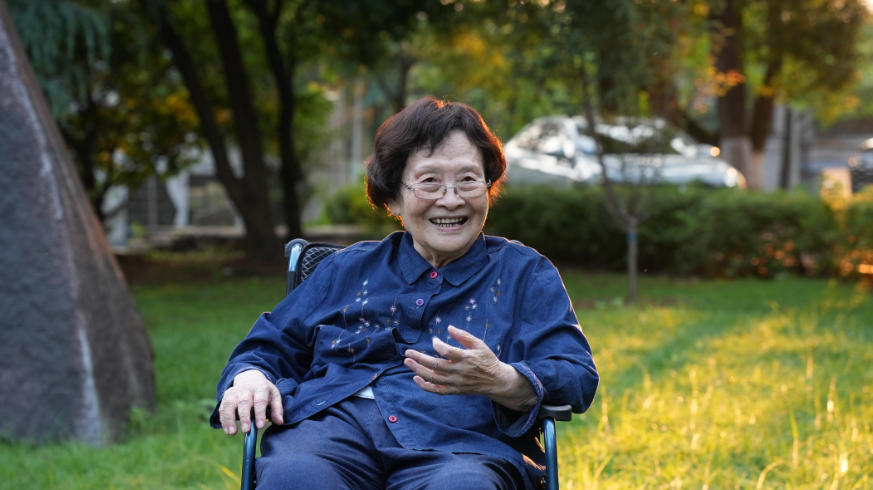 6月15日中国工程院院士钟掘在中南大学岳麓山校区机械楼前坪留影。中南大学供图