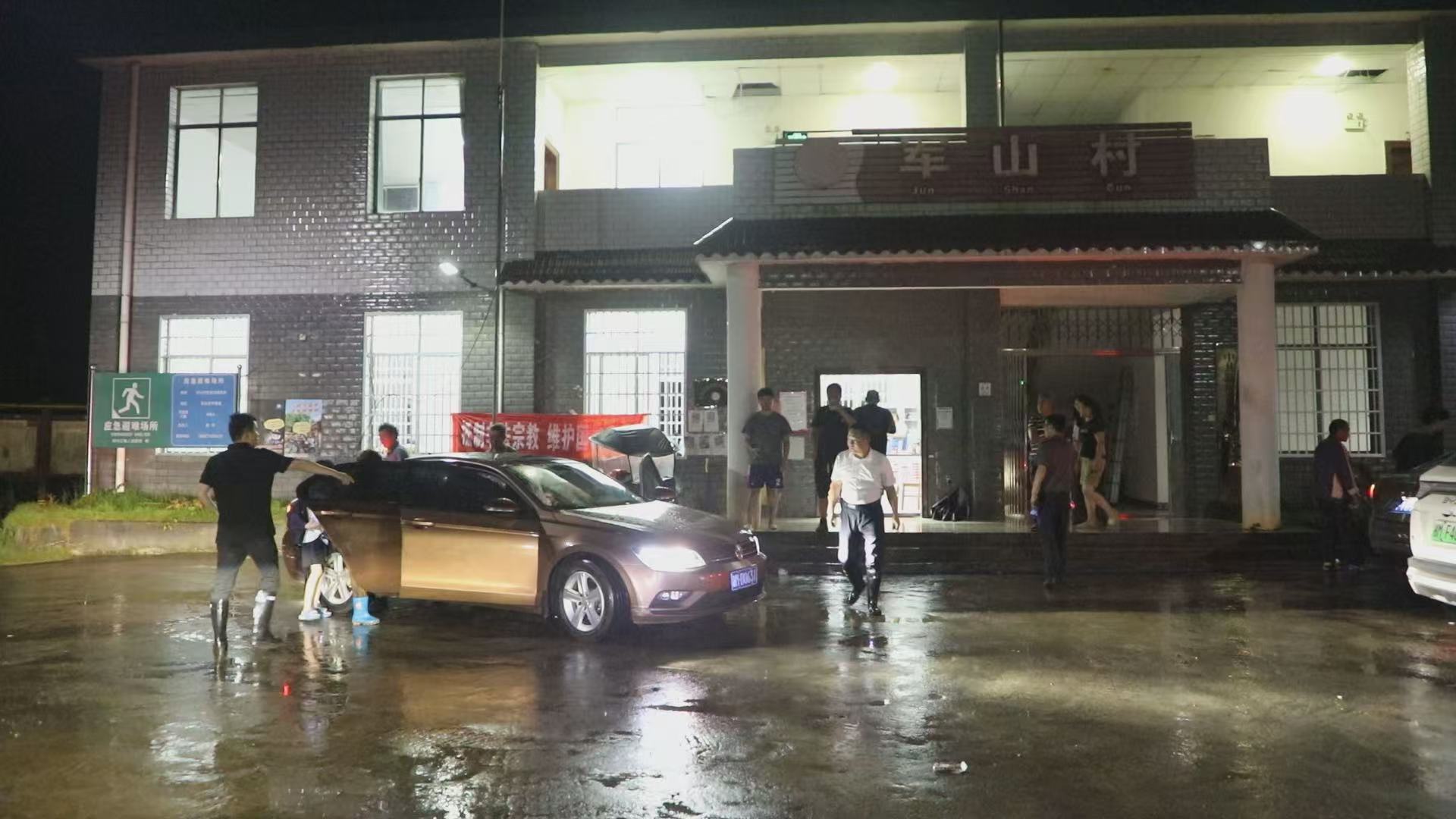 安置点群众转移。唐游光摄