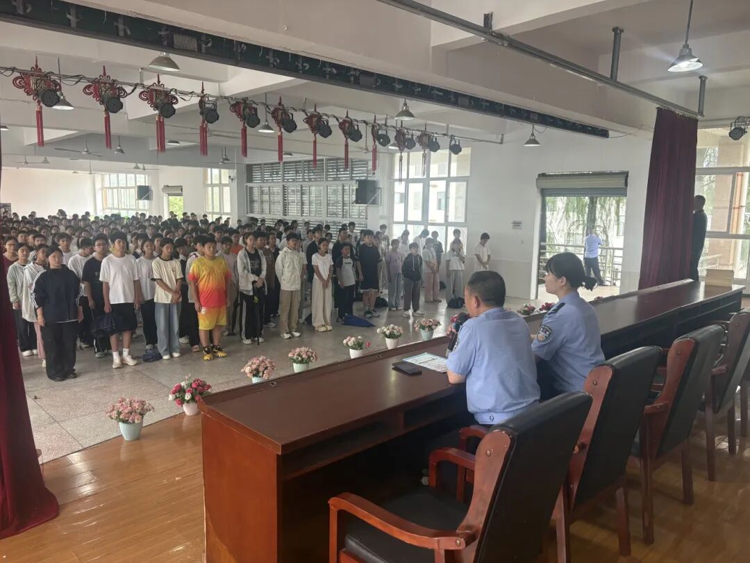 三官寺派出所民警为同学们上安全法治课。单位供图